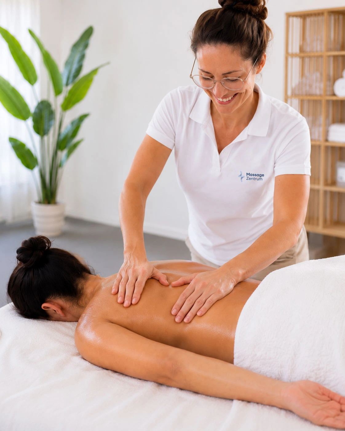 Gezielte therapeutische Massage bei Verspannungen in der Praxis in Eschen